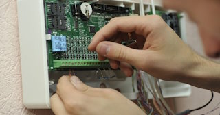 Монтаж аварийных сигнализаций от 3100 руб. в Петергофе